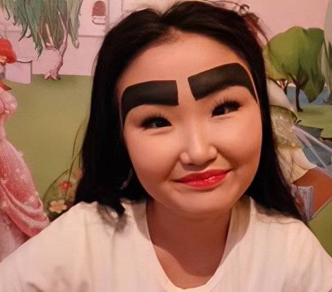 This Selebgram Was Once Viral and Famous Because of Thick Eyebrows Similar to Angry Bird, Now Back to 'Normal' and Hated by Fans
