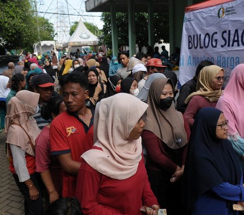 Warga mengantre untuk membeli beras murah Stabilisasi Pasokan dan Harga Pangan (SPHP) dari Bulog di Kecamatan Bekasi Utara, Jawa Barat, Kamis (22/2/2024). Foto: merdeka.com / Imam Buhori