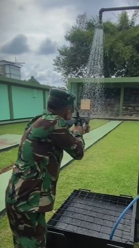 Intip Proses Uji Coba Senjata Sebelum Digunakan Prajurit TNI, Direndam Pakai Air <br>