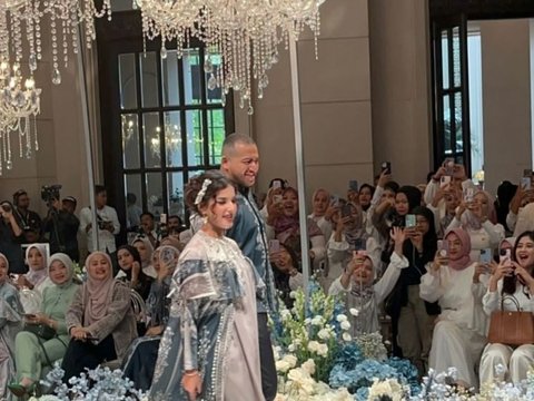 Intip Foto-foto Tasya Farasya saat Jalan di Runway Bareng Suami, Penampilannya Bikin Salfok