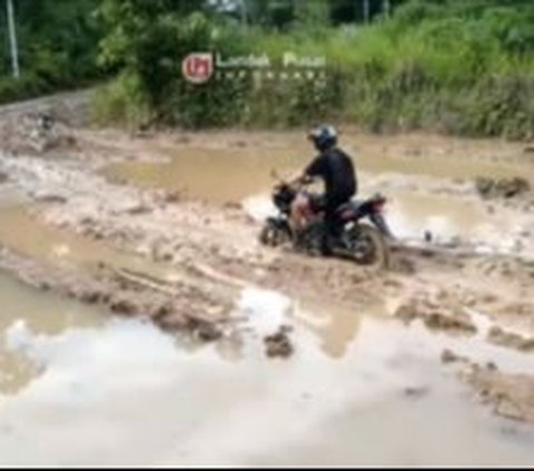 Viral Pemotor Lewati Jalan Utama yang Becek dan Berlumpur, Bikin Heran Warganet