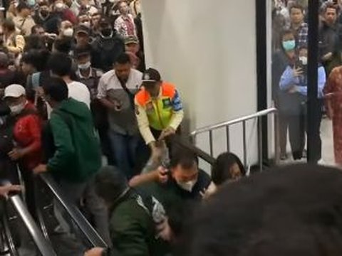 Moments of Manggarai Station's Previously Dead Escalator Suddenly Moving Down, Passengers Panic and Fall