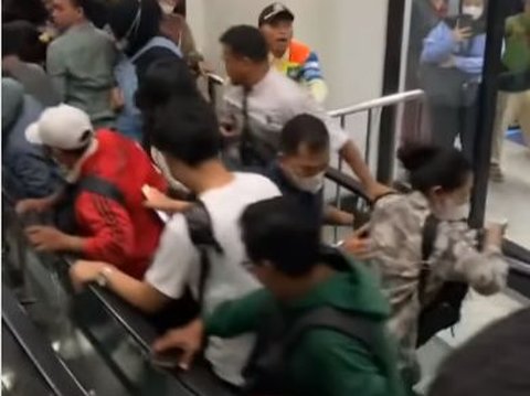 Moments of Manggarai Station's Previously Dead Escalator Suddenly Moving Down, Passengers Panic and Fall