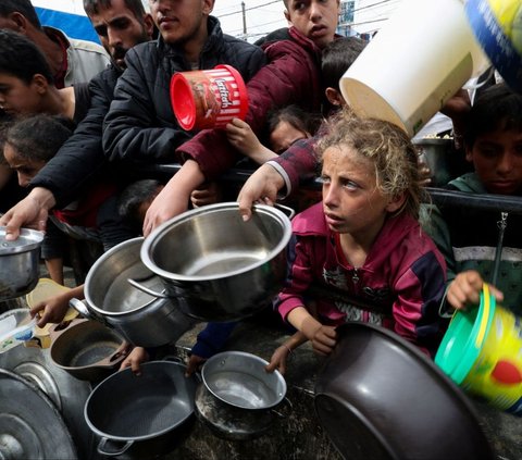 VIDEO: Seorang Pria Palestina di Gaza Terpaksa Pungut Tepung yang Tumpah di Jalan