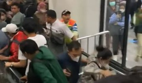 Sebelumnya, akun Instagram @memomedsos membagikan video viral merekam kejadian kerumunan penumpang KRL jatuh dari eskalator.
