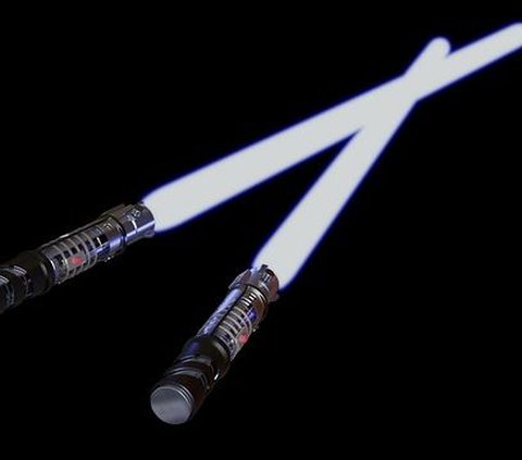 Salah satu barang yang paling dikenal dari serial Star Wars, yaitu senjata lightsaber, sudah pernah pergi ke luar angkasa.