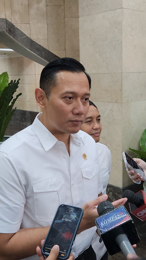 Hari Pertama Jadi Menteri, AHY Ikut Jokowi Blusukan ke Sulawesi Utara