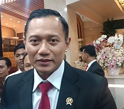 Hari Pertama Jadi Menteri, AHY Ikut Jokowi Blusukan ke Sulawesi Utara