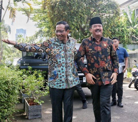 Menteri Koordinator Politik Hukum dan Keamanan (Menko Polhukam) Hadi Tjahjanto mengunjungi Mahfud Md di kediaman pribadinya di Jakarta pada Kamis (22/2/2024). Foto: liputan6.com / Angga Yuniar<br>