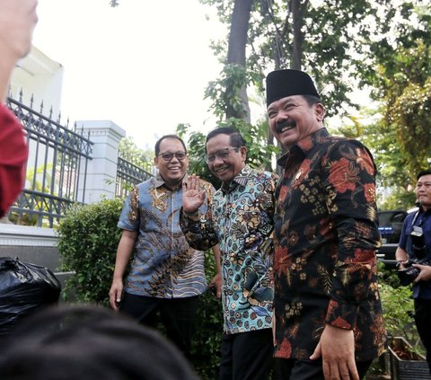 FOTO: Momen Hadi Tjahjanto Silaturahmi ke Kediaman Mahfud MD Usai Dilantik Jadi Menkopolhukam