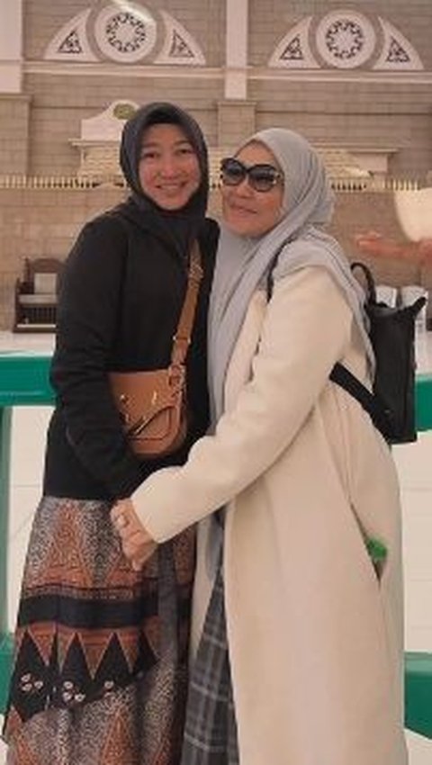 When in Makkah, both of them appeared stylish with expensive jackets and bags.