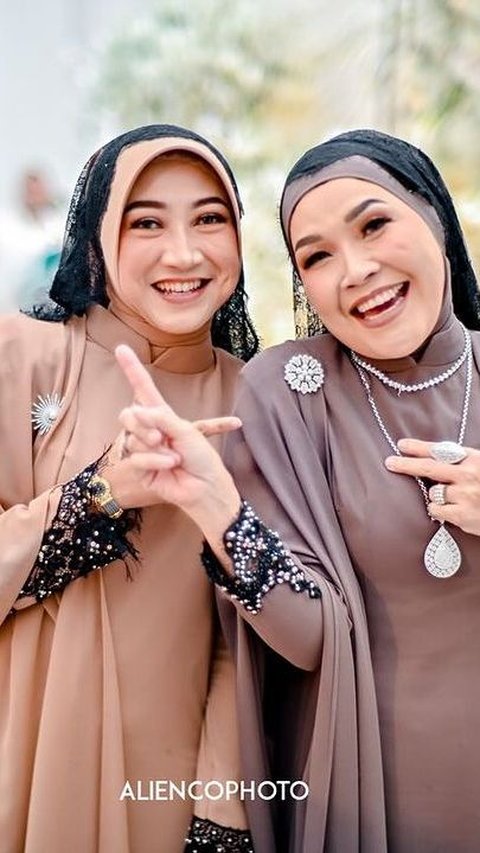 Their appearance during Ayu and Fardana's engagement was quite contrasting. Umi Kalsum appeared adorned with various large-sized jewelry.