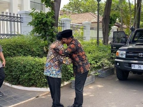 Warm Embrace from Mahfud Md Welcomes Coordinating Minister for Political, Legal, and Security Affairs Hadi Tjahjanto