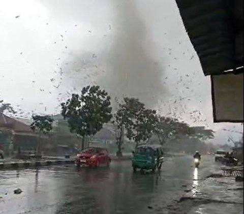 Bencana puting beliung kembali terjadi di Kabupaten Bandung di kawasan Rancaekek, Jawa Barat pada Rabu (21/2/2024) sore lalu.<br><br>Beberapa peneliti menyebut puting beliung yang terjadi di wilayah itu menyerupai tornado.<br>