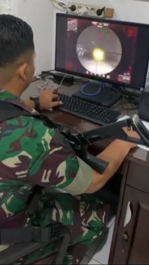 Aksi Keren Prajurit TNI Main Game Point Blank di Komputer Nenteng Senjata, Langsung Disorot Warganet 'Pro Dunia Nyata dan Game'