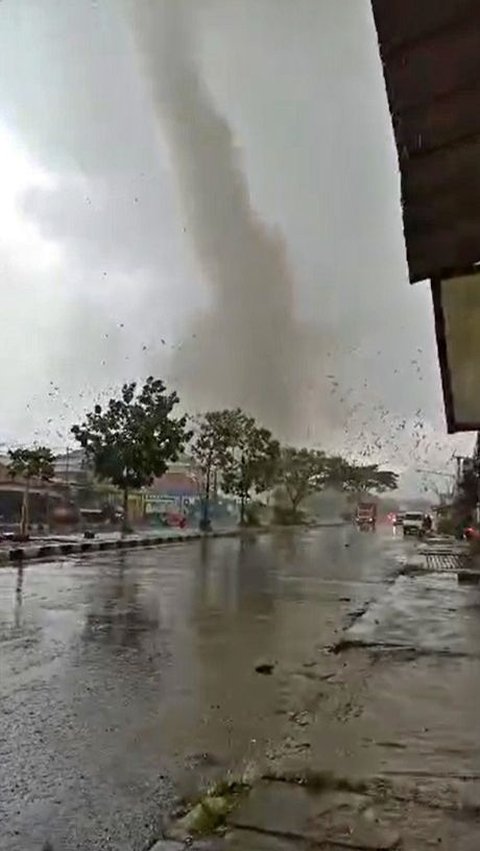 Peneliti Pusat Riset Iklim dan Atmosfer BRIN Erma Yulihastin lewat akun X miliknya menyebut puting beliung yang terjadi di Rancaekek, Kabupaten Bandung, menyerupai tornado.<br>