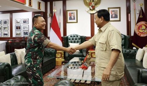 Bahkan, Dudung mengungkap jika Batalyon tempatnya bertugas pernah mendapat peralatan drum band dari Prabowo.