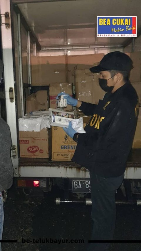 Bus Antarkota Diadang Bea Cukai saat Melintas di Malang, Ternyata Bawa Barang Ilegal Ini