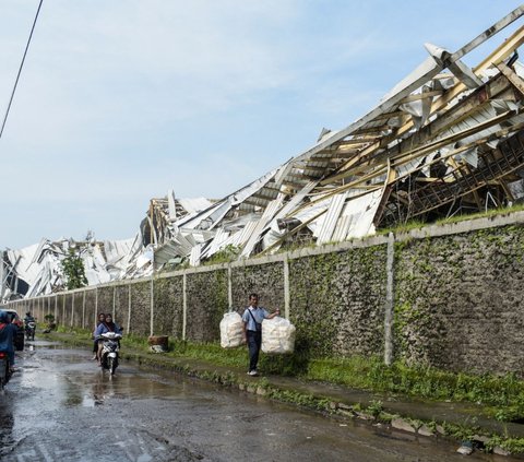 FOTO: Penampakan Kerusakan Parah Usai Puting Beliung yang Mirip Tornado Menyapu Perbatasan Bandung-Sumedang