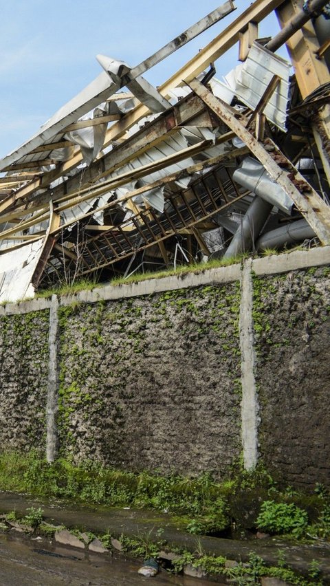 Bencana ini telah menghancurkan sekitar 6 pabrik di Sumedang. Terlihat mulai dari dinding pabrik hingga atap hancur berantakan. Foto: AFP/TIMUR MATAHARI<br>