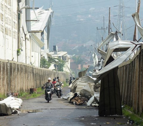 Hantaman bencana alam angin Puting Beliung telah meninggalkan kerusakan fatal di Kabupaten Bandung maupun di Kabupaten Sumedang.<br><br>Dahsyatnya kekuatan angin yang bergerak berputar itu juga disebut mirip dengan Tornado yang biasa melanda AS. Foto: AFP/TIMUR MATAHARI