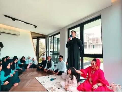 Potret Verrell Bramasta Syukuran Rumah Baru 5 Lantai Bersama 100 Anak Yatim