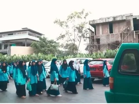 Potret Verrell Bramasta Syukuran Rumah Baru 5 Lantai Bersama 100 Anak Yatim