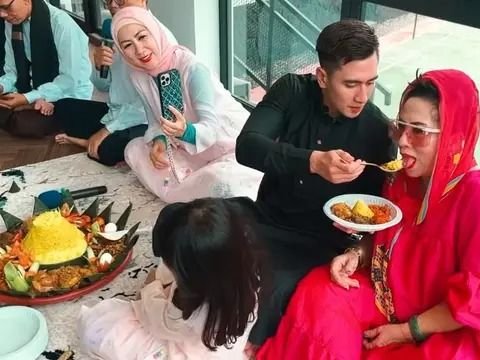 Potret Verrell Bramasta Syukuran Rumah Baru 5 Lantai Bersama 100 Anak Yatim