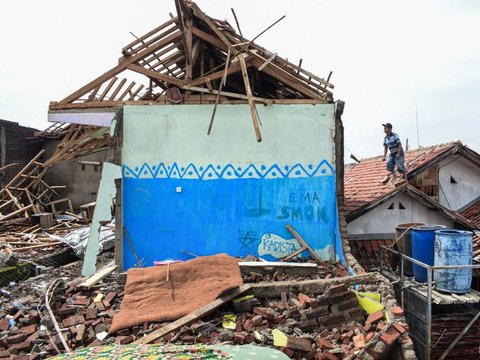 FOTO: Penampakan Kerusakan Parah Usai Puting Beliung yang Mirip Tornado Menyapu Perbatasan Bandung-Sumedang