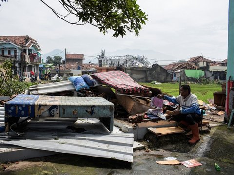 FOTO: Penampakan Kerusakan Parah Usai Puting Beliung yang Mirip Tornado Menyapu Perbatasan Bandung-Sumedang