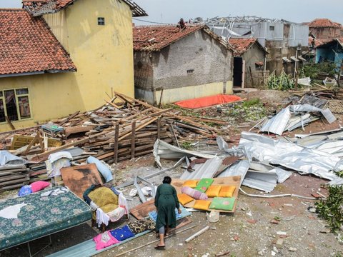 FOTO: Penampakan Kerusakan Parah Usai Puting Beliung yang Mirip Tornado Menyapu Perbatasan Bandung-Sumedang