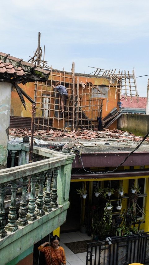 Berdasarkan dari sumber BMKG, puting beliung dapat terjadi ketika adanya pertumbuhan awan cumulonimbus yang cukup signifikan hingga berlanjut pada turunnya hujan yang disertai angin kencang dengan waktu yang singkat. Foto: AFP/TIMUR MATAHARI