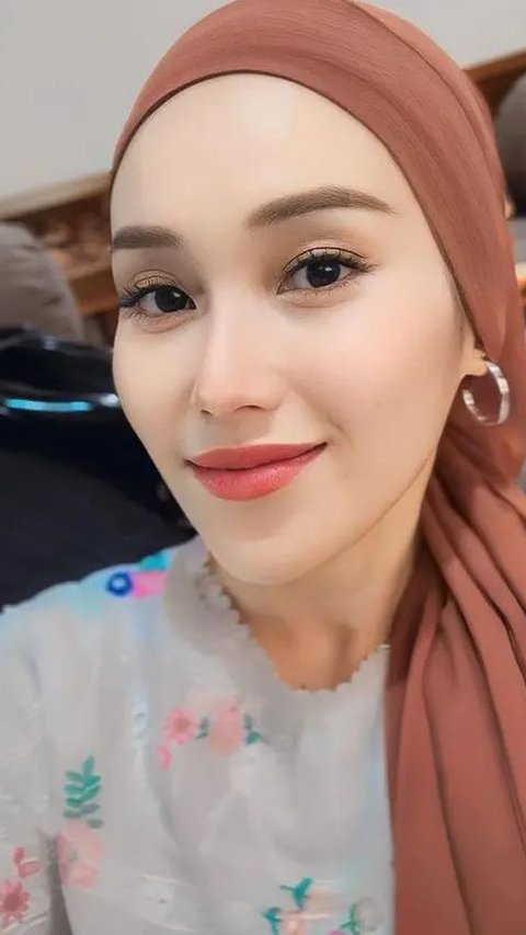 Dalam momen tersebut, Ayu tampil dengan gaya yang berbeda, memilih hijab yang terlihat cukup unik sambil tetap memamerkan lehernya yang indah.