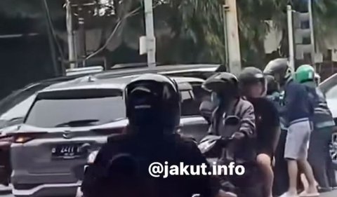 Sedangkan dari rekaman CCTV di lokasi, kuat dugaan aksi loncat R dilakukan sendiri. <br><br>