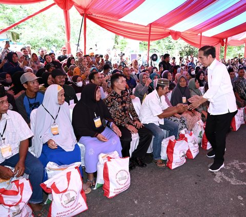 Jokowi Serahkan Bantuan Pangan di Maros