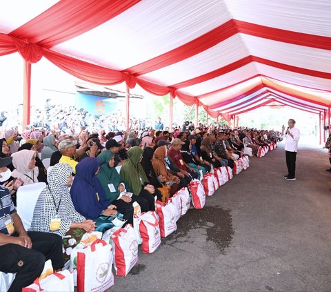 Jokowi Serahkan Bantuan Pangan di Maros