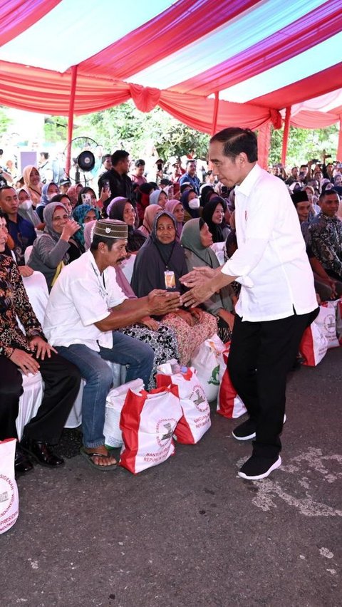 Jokowi Serahkan Bantuan Pangan di Maros