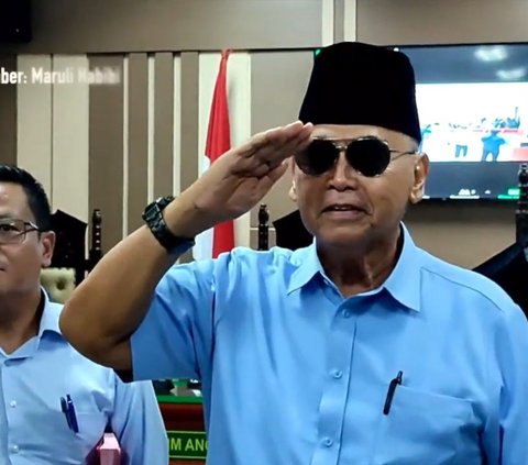 Appearing in a Blue Shirt, Panji Gumilang Raises Two Fingers After Being Sentenced to 1.5 Years in Prison