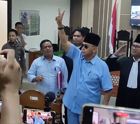 Appearing in a Blue Shirt, Panji Gumilang Raises Two Fingers After Being Sentenced to 1.5 Years in Prison