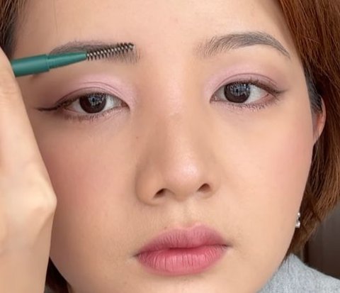 Cara Bikin Alis yang ‘Full’ dan Tetap Natural, Cocok untuk Penyuka Makeup Simpel