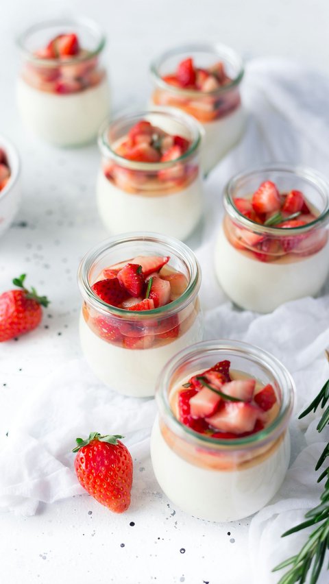 Puding susu buah merupakan sebuah inovasi kuliner yang menggabungkan kelezatan puding susu lembut dengan keanekaragaman rasa dan nutrisi dari buah-buahan segar.