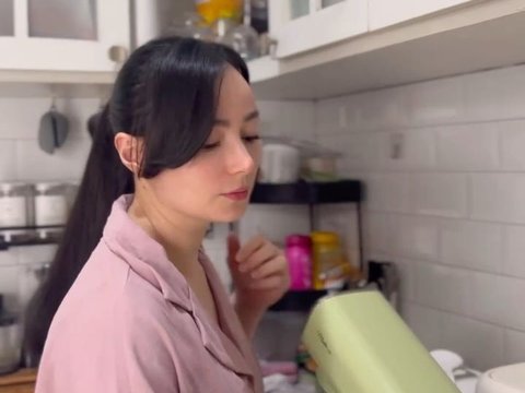 Jadi Ibu Rumah Tangga, Intip Potret Asmirandah saat Beraktivitas di Rumah dengan Penampilannya yang Cantik Natural