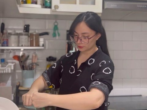 Jadi Ibu Rumah Tangga, Intip Potret Asmirandah saat Beraktivitas di Rumah dengan Penampilannya yang Cantik Natural