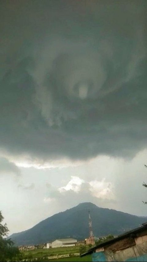 Rancaekek Luluh Lantak Diterjang Tornado, Ini Saran BMKG Jabar untuk Warga