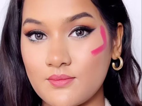 Try the Technique of Using Alphabet-shaped Blush to Look Like a Hollywood Artist