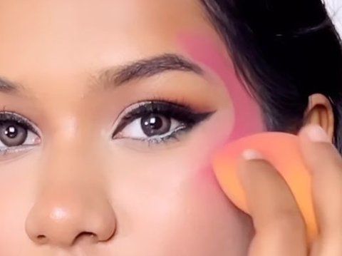 Try the Technique of Using Alphabet-shaped Blush to Look Like a Hollywood Artist