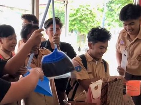 Touching Moment High School Students Give Gifts to the Mother of the Stall They Hang Out at, Like Family