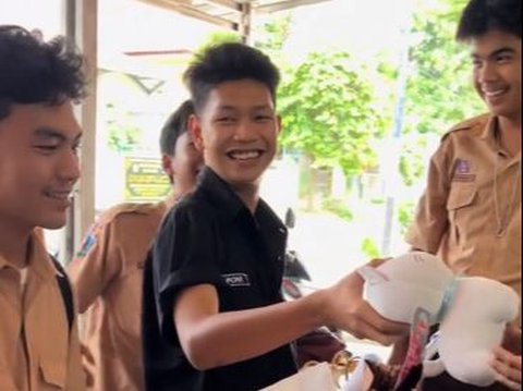 Touching Moment High School Students Give Gifts to the Mother of the Stall They Hang Out at, Like Family