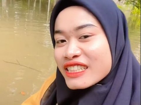 Students' Struggle to Brave the Flood on a Raft for Thesis Guidance, Video Goes Viral Seen by the Thesis Advisor
