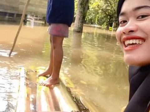 Students' Struggle to Brave the Flood on a Raft for Thesis Guidance, Video Goes Viral Seen by the Thesis Advisor
